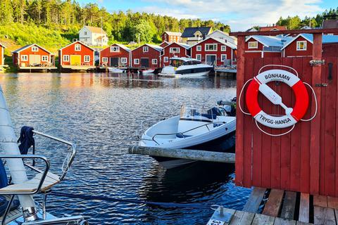 Die Höga Kusten in Schweden zieht vor allem im Sommer Touristen an - übernachtet wird zum Beispiel in zu Unterkünften umgebauten Fischerhütten.