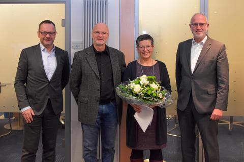 Vorstand Norbert Lautenschläger (links) und Bereichsleiter Werner Waldeck (rechts) mit Silke Hofmann und ihrem Ehemann. Foto: Volksbank 