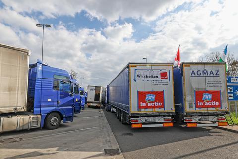 
Lastwagen einer polnischen Großspedition stehen an der Raststätte Gräfenhausen an der A5. Ihre Fahrer streike dort.