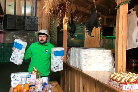 Alexander Chrisanow, Betreiber des Weiterstädter Dinoparks, handelt jetzt mit Toilettenpapier aus Polen und beliefert Kunden mit Lebensmittelpaketen. Foto: Chrisanow 