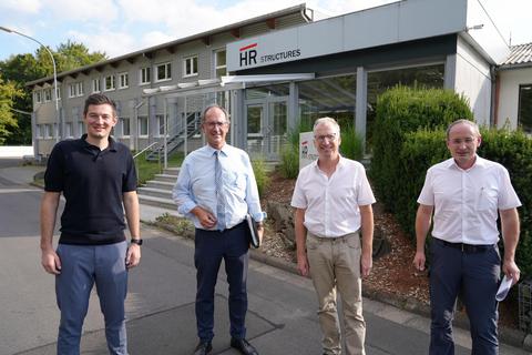 Dr. Christoph Ullrich (Zweiter von links) und Bürgermeister Sebastian Stang (rechts) besuchten die HR-Structures-Geschäftsführer Simon Kahler (links) und Markus Wiegand (Zweiter von rechts). Foto: RP