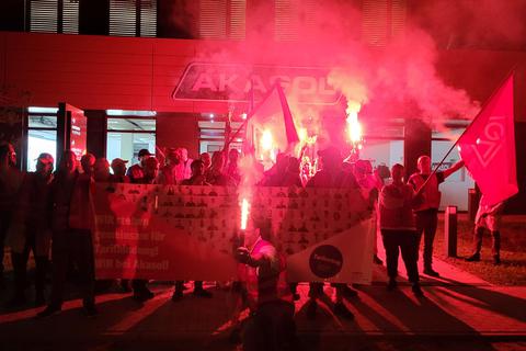 Akasol-Beschäftige der Nachtschicht legten Freitag in der Früh für einen Warnstreik für eine Stunde die Arbeit nieder - und protestierten vor der Zentrale in Darmstadt.