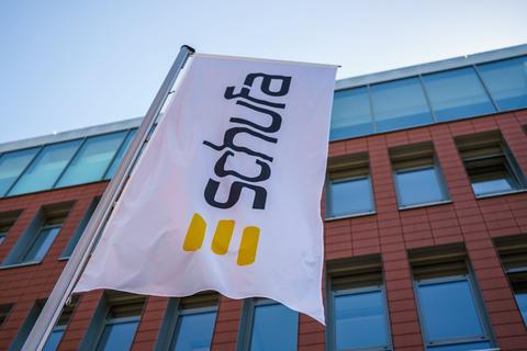 Eine Flagge mit dem Firmenlogo flattert vor dem Geschäftssitz der Schufa in Wiesbaden. (zu dpa: „Schufa speichert historische Daten von Verbrauchern“)