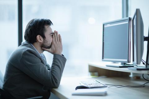 Wenn die Schikanen des Chefs auf die Stimmung schlagen oder sogar Depressionen verursachen, hat der Mitarbeiter möglicherweise Anspruch auf Schmerzensgeld. Archivfoto: Adobe Stock
