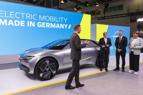 Opel-Chef Florian Huettl begrüßt Bundeskanzler Olaf Scholz und Bundesverkehrsminister Volker Wissing bei der IAA Mobility in München am Opel-Stand (von links). Rechts Hildegard Müller, die Präsidentin des Verbandes der Automobilindustrie.