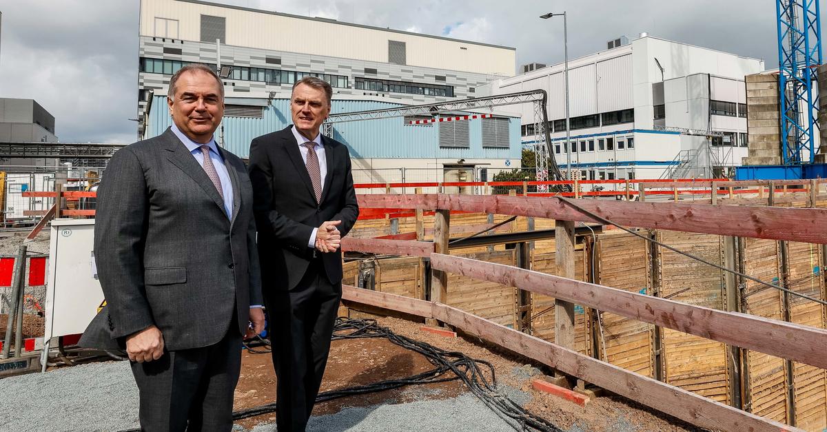 Mercks mächtiger Mann feiert bei Grundsteinlegung in Darmstadt Geburtstag