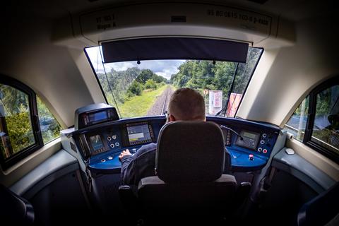 Einen ebenso anspruchsvollen wie aussichtsreichen Arbeitsplatz bietet das Cockpit der Itino-Triebwagen auf der Odenwaldbahn, zu deren Steuerleuten Werner Götzinger gehört. Foto: Sascha Lotz