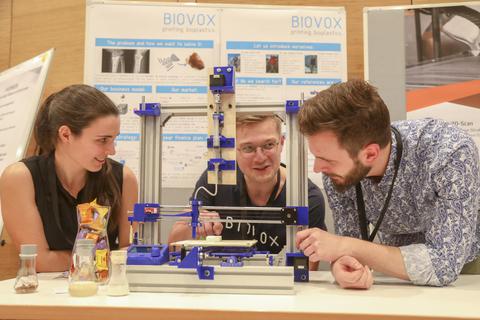 Carmen Rommel, Tillmann Freund und Julian Lotz (von links) von Biovox stellen am 3D-Drucker Medizinprodukte aus dem Biokunststoff Chitosan her. Foto: Guido Schiek