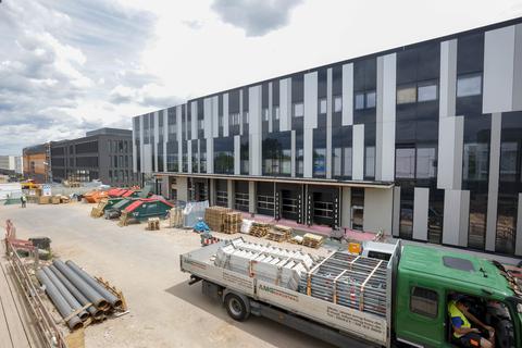 So sieht sie aus, die neue Produktionsstätte von Biontech für Krebsimpfstoffe in Mainz. Links im Hintergrund ist das dazugehörige Bürogebäude zu sehen.