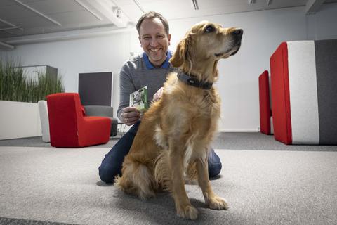 Thomas Ullmann, Chef von IoT Venture, erklärt mithilfe von Bürohund Destiny, wie der Hundetracker funktioniert. Foto: Sascha Lotz