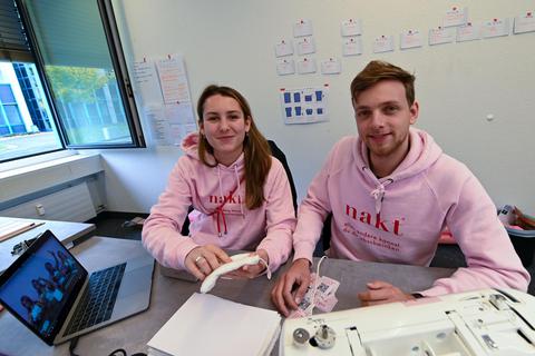 Louisa Zoé Wenkemann und Sebastian Seibert leiten die Stoffschmiede GmbH in Darmstadt. Erstes Produkt ist das nachhaltige Abschminktuch „Nakt“. Archivfoto: Dirk Zengel