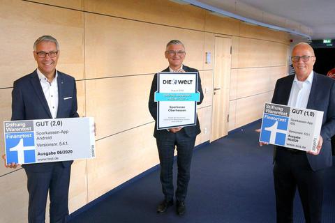Stolz auf die dreifache Auszeichnung Vorstandsvorsitzender Frank Dehnke (Mitte) und seine   Vorstandskollegen Thomas Falk (rechts) und Roman Kubla. Foto: SO