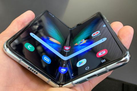 Das Smartphone "Galaxy Fold" ist eines von zwei faltbaren Modellen, die Samsung bislang anbietet und mit Cover-Glas von Schott ausstattet.  Foto: dpa