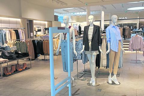 In der Darmstädter Innenstadt locken Geschäfte mit Online-Reservierungen.  Foto: Guido Schiek