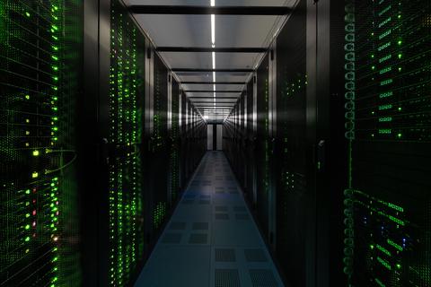 Im Inneren von Rechenzentren ist es meistens eher leer. Hunderte Server stehen dort bereit und verarbeiten Daten von Unternehmen.