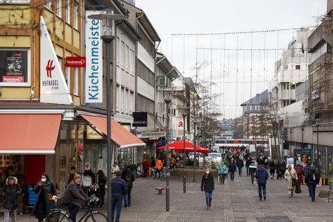 Darmstadt lockt noch vergleichsweise viel Publikum an. Der Weihnachtsmarkt sorgt immerhin für etwas Belebung. Foto: Guido Schiek