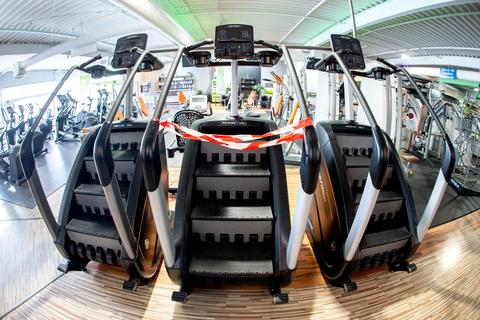 Trotz kostenintensiver Investitionen in Corona-Schutzmaßnahmen, stehen die Geräte in Fitnessstudios still. Foto: dpa