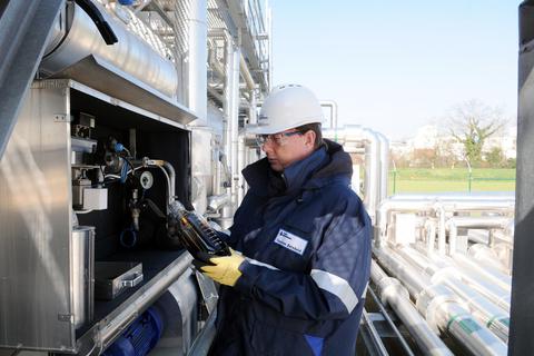 „Unser Öl ist hochwertig“: Carsten Reinhold, Chef von Rhein Petroleum, entnimmt eine Probe in Riedstadt. Foto: Rhein Petroleum