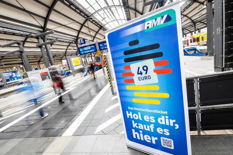 Das Deutschlandticket, für das wie hier am Wiesbadener Hauptbahnhof geworben wird, ist gefragt. 
